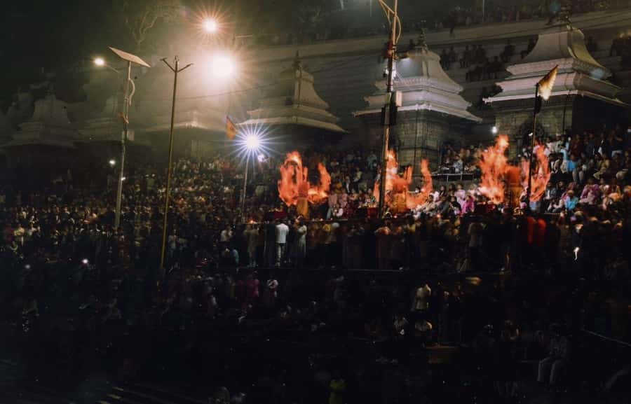 Kathmandu: Pashupatinath Aarati & Cremation Evening Tour - Watching the evening Aarti beside the Bagmati