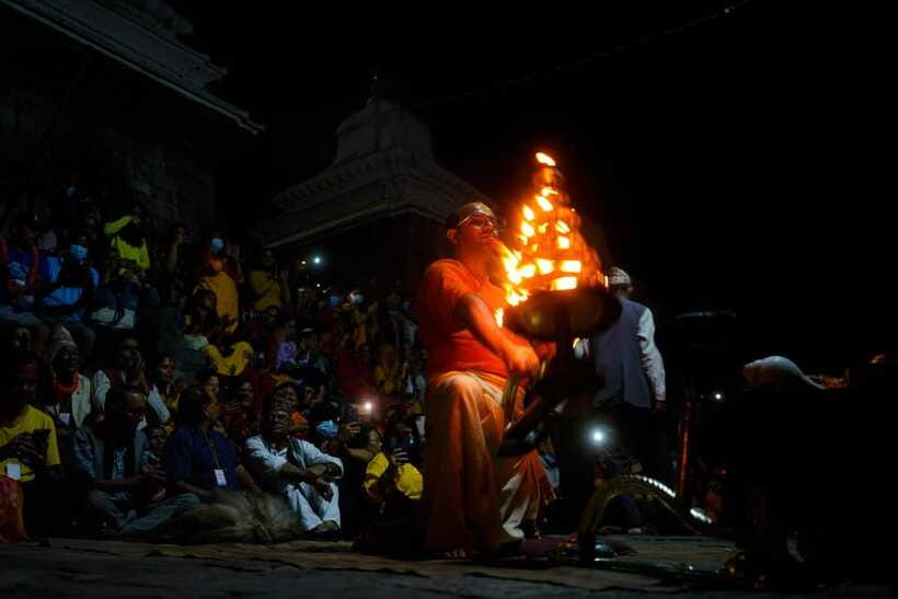 Kathmandu: Pashupatinath Temple Evening Aarati Tour - What the guide adds to the experience