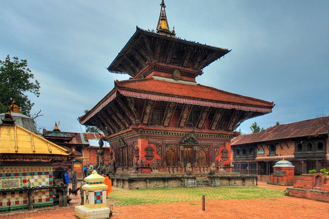 Kathmandu: Private/Group Tour to 7 UNESCO Sites with Lunch - Boudhanath closes the day with a Tibetan Buddhist setting
