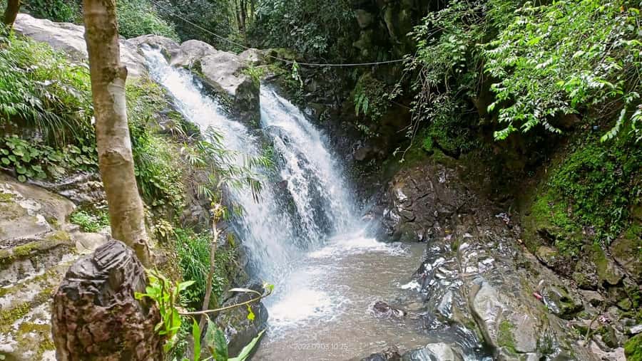 Nagarkot Sunrise & Hike to Suspension Bridge with Waterfall - How the guide affects the experience