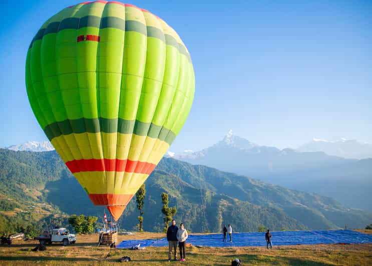 Pokhara - Hot Air Baloon in Pokhara - The landing and crew work